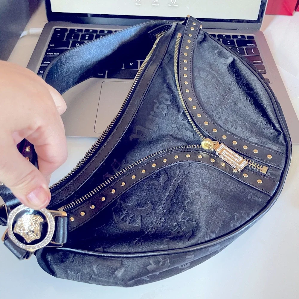 Versace half moon shoulder bag black with studs vintage 90’s - Picture 3 of 16